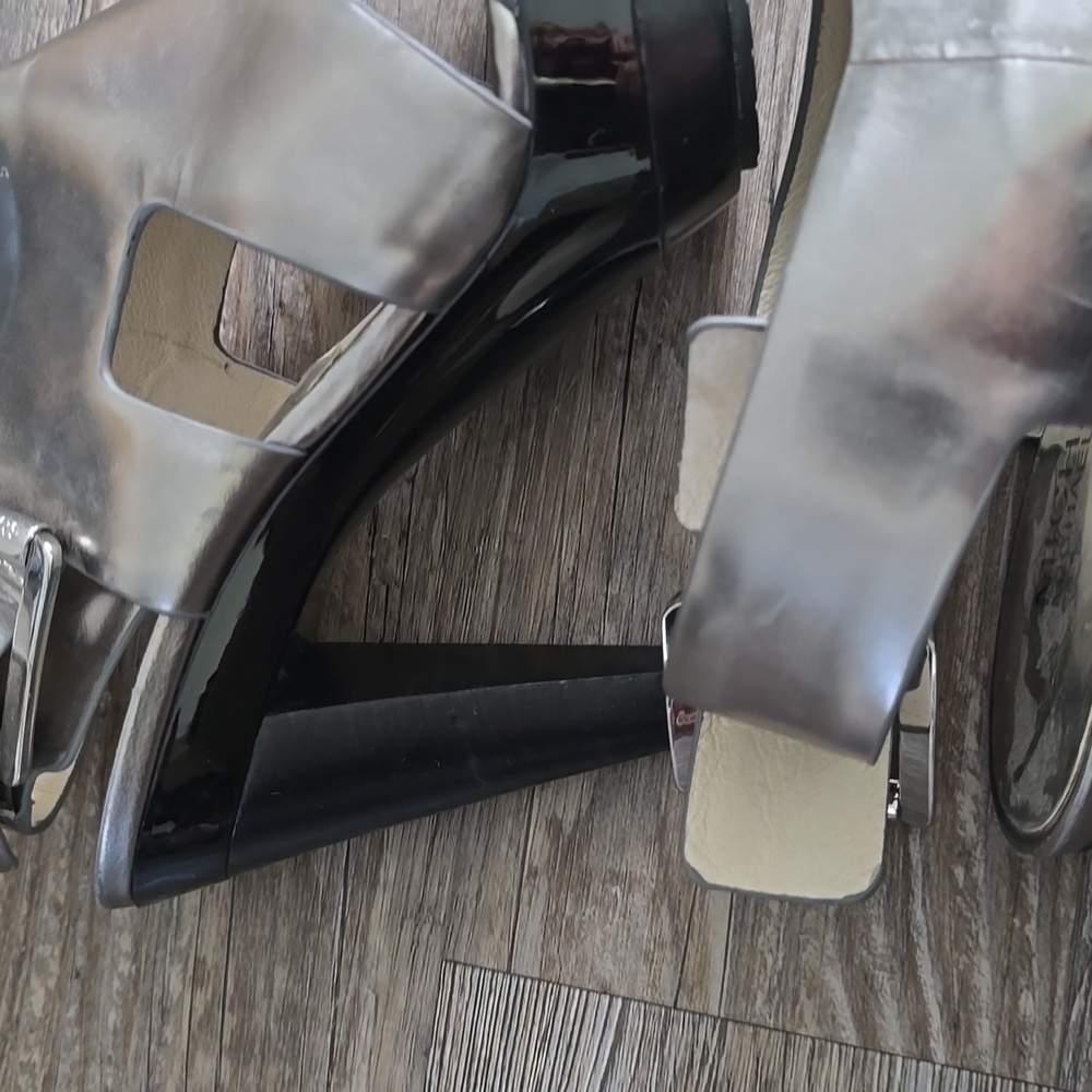 Michael Kors Carla Woman’s Platform Metallic Leather Silver Heels | Size 5 - Picture 11 of 16